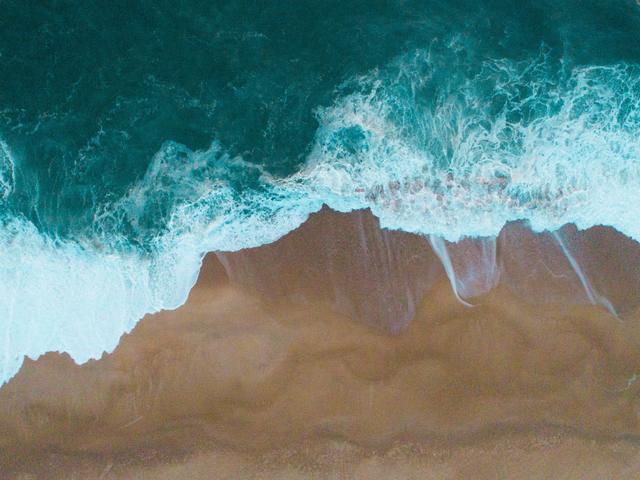 Meer trifft aus Sandstrand von oben