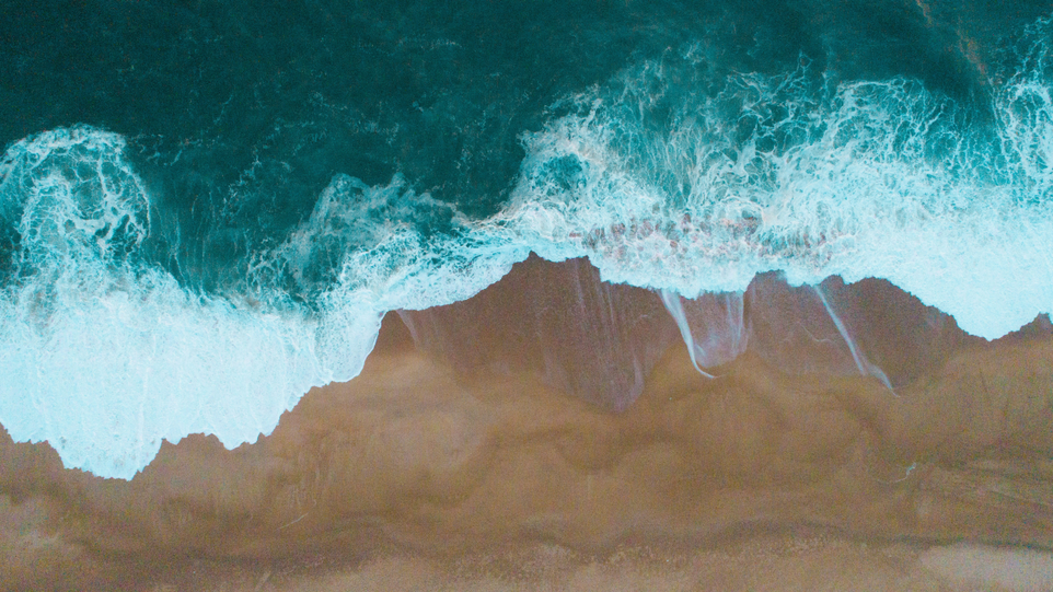 Meer trifft aus Sandstrand von oben
