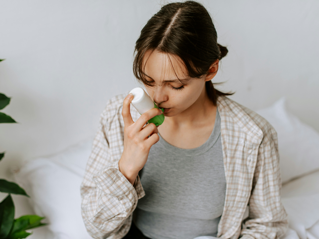 Junge Frau mit Inhalator