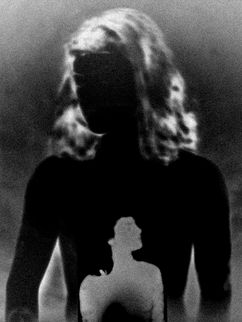 Schwarzweißaufnahme eines menschlichen Oberkörpers im Gegenlicht; Gesicht und Details sind im Schatten, im Brustbereich ist eine helle, ausgesparte Silhouette einer stehenden Person sichtbar.