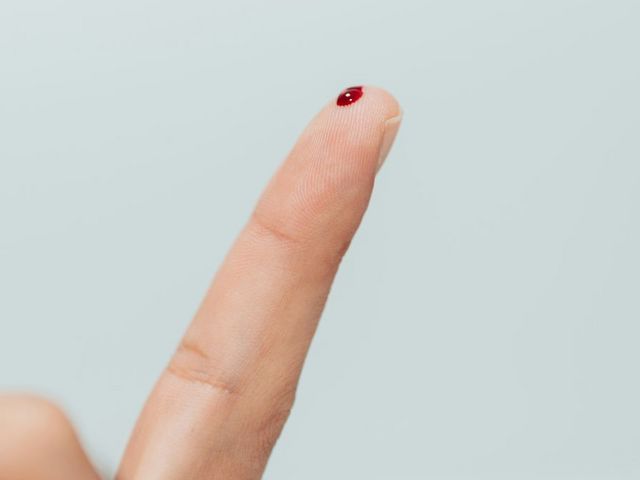 Blutstropfen auf Finger