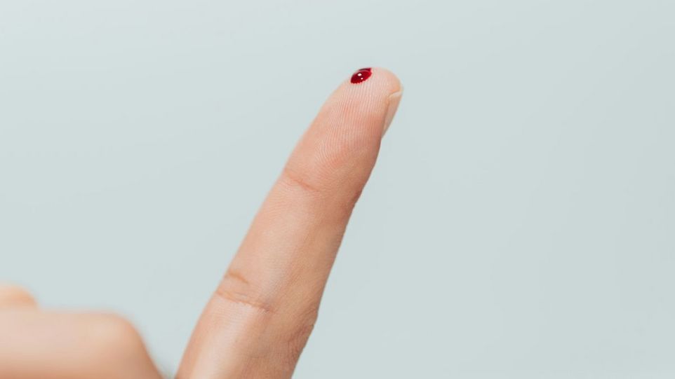 Blutstropfen auf Finger