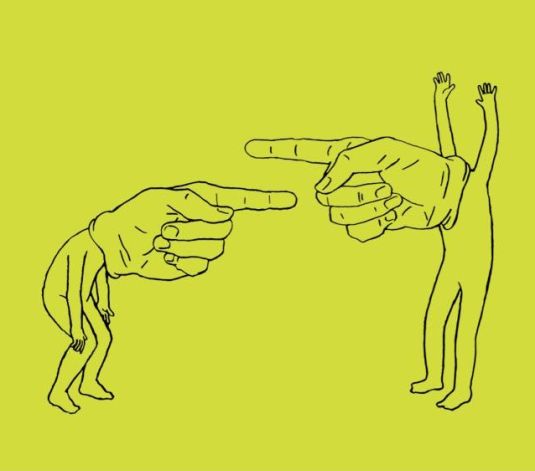 Grafik mit zwei Figuren, deren Köpfe in übergestülpte Händen stecken, die aufeinander zeigen